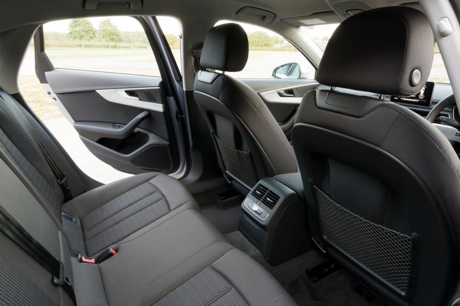 Интерьер Audi A4 2.0 TDI Ultra (B9) 2015 года  (UK) (фото 19 из 19)